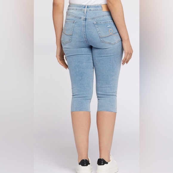 Seven 7 Women's Light Wash Breezy Crop Raw Hem Distressed Denim Jeans Size 8 - Picture 2 of 16